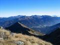 Blick zum Gr. Hengst (vorne links). Der Weg vom Kl. Bsenstein verluft knapp unterhalb des Gratverlaufes. Unten im Tal fhrt die Strae aus dem Paltental von Trieben ber Hohentauern ins Murtal.