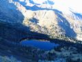 Tiefblick zum Gr. Scheibelsee, in dem sich Hauseck und Gr. Bstenstein spiegeln.