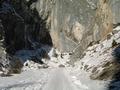 Start in der Lend - dann gehts gleich steil durch die fen zwischen den Felsauslufern von Stoderzinken und Kammspitze hinauf. Oben rechts auf der Strae sieht man eine kleine Gruppe von Schitourengehern, die heute zum Hochmhleck wandern wollen.