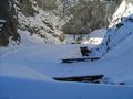 Blick zurck die fenstrae hinunter. Die Strae ist durchgngig von hartgepresstem Schnee bedeckt.