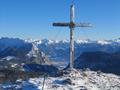 Der Wind beim Gipfelkreuz war unertrglich eisig. Im Hintergrund die Kammspitze (links) und der Stoderzinken (rechts). Dazwischen erlauben die Berge einen Durchblick nach Grbming. Im Hingtergrund die Bergwelt der Wlzer (links) und Schladminger (rechts) Tauern.