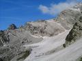 Blick hinber zum Sdostgrat. Zum Vergleich der Dimensionen - links oben im Schneefeld sind gerade 2 Wanderer unterwegs 