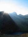 Viele Stunden konnte ich - im Nebel vorsichtig vorwrtsschreitend - den Zwerfenbergsee im Sonnenlicht bewundern. Und jetzt, da ich herunten bin, liegt er im Schatten