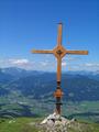 Am Lackenkogel-Gipfelkreuz in 2.051 Meter Hhe - unten im Tal liegt Altenmarkt