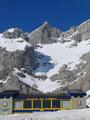 Nach der Abfahrt mit der Gondel - Blick ber genau 1.000 Hhenmeter hinauf zur Bergstation Hunerkogel