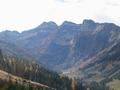 Unterwegs auf Forststraen zur Schladminger Alm - Blick hinber zur Hochwildstelle (der hchste Gipfel links - Siehe Tour vom 04.09.2005) und zum Gamskarspitz (ganz rechts - Siehe Tour vom 10.09.2005)