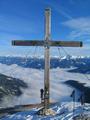 Blick vom Gipfelkreuz hinunter Richtung Grbming (im Nebel)