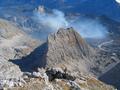 Tiefblick zum markanten Ramesch - im Hintergrund erkennt man die Feuer, deren Rauchgestank 1.000 Hhenmeter bis zum Warscheneck heraufgeweht wurde.