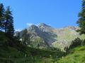 Der Weg dreht hier nach Sden - und ab jetzt liegt die steile, ca 500 Meter hohe Nordflanke stndig im Blickfeld ...