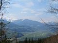 Beim Aufstieg. Blick ber das Ennstal mit der gut erkennbaren Start- / Landebahn des Flughafens in Niederblarn. Links das noch immer reichlich schneebedeckte Gumpeneck.