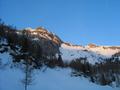 Beim Start bei der Felseralm liegen die sdlich gelegenen Gipfel bereits in der Sonne.