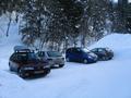 600 Meter unter dem Gscheidegger gibt es einen groen Parkplatz - Autos mit Schneeketten oder Allradfahrzeuge drfen noch 100 Hhenmeter und ca. 20 Gehminuten weiter fahren. Man mag es kaum glauben, welche Autos es heute schon mit Allrad gibt (da keines der hier abgestellten Fahrzeuge Ketten hatte). Zu meiner riesigen Verwunderung fand ich weiter oben daselbe Modell, das ich auch habe - wieder ohne Ketten - also mit Allrad. Und mir wurde beim Kauf gesagt, dass es mein Auto nicht mit Allrad gibt. Ich htte mein Auto doch in Wien kaufen sollen - dort scheint es sie mit Allrad zu geben.