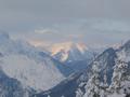 Whrend sich die Sonne ber den nrdlichen Eisenerzer Alpen heute kaum gegen die Wolken durchsetzen konnte, gibt es nur ein kleines Stck weiter nrdlich ber den Ennstaler Alpen (in Bildmitte der Pleschberg - siehe Schitour vom 14.03.2005 - dahinter die Haller Mauern) schnes, sonniges Wetter.