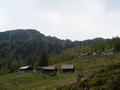 Und noch einmal die kleinen H�tten der Schladminger Alm - mit Blick hinauf zum k�rzlich �berschrittenen Grat.