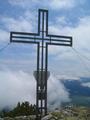 Beim Gipfelkreuz: Tiefblick ins wolkenverhangene Ennstal