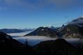 Blick nach Westen ber das nebelverhangene Ennstal. Die Ortschaften unten im Tal kamen heute kaum in den Genu der Sonnenstrahlen. Rechts ist der markante Spitz des Hochtausing erkennbar.