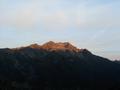 Immer ein besonderer Augenblick: Die aufgehende Sonne taucht die Berspitzen in ihr mildes oranges Licht (im Bild das Deneck - ein groartiger Sommer- und Wintergipfel) ...