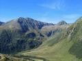 Beim Aufstieg zur Schoberspitze erhlt man einen guten berblick ber unsere Nachmittagsgipfel. Von der Hlzlerhtte (links unten, auerhalb des Bidbereiches) sind wir ber die Funklscharte (am linken Bildrand) auf die Rettlkirchspitze aufgestiegen. ber den Nordwestgrat geht es markierungslos im Schrofengelnde hinab zur Rocklscharte und von dort wieder aufwrts auf den Hochstubofen (rechts).