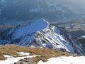 Blick nach Sden auf die schneebedeckte Kampspitze. Rechts unten im Ennstal liegt Schladming.