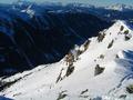 Tieblick ins Obertal. Die Sdhnge des Sonntagkarzinken liegen in der Sonne. Am oberen rechten Bildrand liegt der Gosaukamm mit der Bischofsmtze.