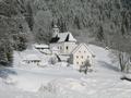 Start beim Parkplatz vor dem Gasthof Donner. Blick zur Johnsbacher Kirche mit dem berhmten Bergsteiger-Friedhof.