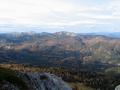 Ein Blick ber die ausgedehnten Wlder des Kemetgebirges hinweg zum Hirzberg - AlpenYetis Winterreich.