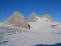 ... von wo man beste Ausblicke auf Dirndl und Hohen Dachstein genieen darf. Im Vordergrund der Hallsttter Gletscher, auf dem zahlreiche Langlufer ihrem 