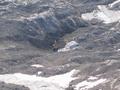 Tief unterhalb des Gipfels kommen gelegentlich Gerusche eines bei den Schiliften arbeitenden Baggers herauf, und wir fragen uns, wie der wohl auf das Plateau gekommen sein mag.