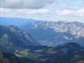 Tiefblick vom Gipfelkreuz auf den Ostzipfel des Grundlsee.