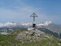 Das kleine Gipfelkreuz mit herrlicher Gebirgskulisse.