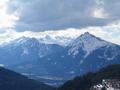 Und noch einmal der Blick zu den Hausbergen Kammspitz (rechts) und Stoderzinken (links). Im Hintergrund ist das Gletschergebiet am Dachstein erkennbar.