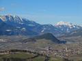 Rechts unten hat Irdning zu liegen. Der Waldhgel um die Bildmitte nennt sich Kulm (918). Rechts davon der noch eisbedeckte Putterersee. Im Hintergrund die Haller Mauern vom Gr. Pyhrgas (links) bis zum Scheiblingstein (rechts).