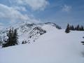 Blick vom Ebeneck zum Ochsenkopf (rechts) und Zinken (links hinten). Das Speiereck - unser letzter Gipfel - liegt hinter dem Zinken und ist im Bild nicht erkennbar.