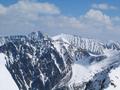 Blick nach Osten zu Waldhorn (links - dunkel) und Kieseck (Bildmitte - Schneebedeckt). Vor dem Kieseck - beinahe unscheinbar - der schneebedeckte Greifenberg ber dem Klafferkessel.