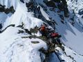 Helmut und Reinhard beginnen mit dem Abstieg. Ab der Scharte ist es leicht ausgesetzt und man steigt im Schnee, ber Steine und Felsen - manchmal die Hnde zu Hilfe nehmend - auf bzw. ab.