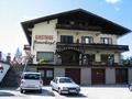 Zur�ck beim Ausgangspunkt nahe dem Gasthof Hunerkogel. Hunderte Autos auf den umliegenden Parkpl�tzen. Selbst die Stra�en ins Tal werden schon als Parkfl�che benutzt. Der Tourismus bl�ht am Dachstein.