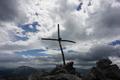 Ein kleines, provisorisches Gipfelkreuz auf der Gsuchmauer.