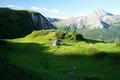 Bei einer kleinen Htte im Bereich der Twenger Alm fhrt der Weg Richtung Osten bergan ...