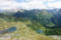 Seen gibt es zahlreiche, stlich des Gebirgskammes.Tiefblick zu Oberen und Unteren Wirpitschsee.