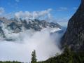 Der enge Taleinschnitt zwischen Hagengebirge und Tennengebirge um den Pa Lueg liegt noch unter dichtem Nebel ...