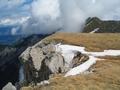 Ein Blick vom Hochkogel zum Tiroler Kogel (rechts hinten), �ber den immer wieder dichtere Wolkenfetzen hinwegziehen.