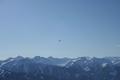 Die Flugzeuge fliegen heute wieder tief. Im Hintergrund die Schladminger Tauern.