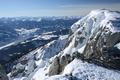 Steil fallen die Felswnde nach Sdwesten ab. Links hinten, unten im Tal, liegt Schladming. Darber - eine Etage hher - Rohrmoos.