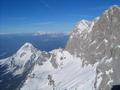 Am linken Bildrand der im Vergleich zu den Dachstein-Fast-Dreitausendern mikrig wirkende Rtelstein. Im Hintergrund der Hochknig.