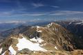 Die nchsten Nachbarn im Nordosten: Schusterstuhl und Spateck. Links in Bildmitte der Kochofen und dahinter der Grimming. Links, ganz im Hintergrund, die schneebedeckten Gipfel des Toten Gebirges.