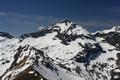 Die Hochwildstelle, auf die man ber die Schneeflche bei den Goldlacken und die Trattenscharte am linken Bildrand aufsteigt. Zum Abschlu wird ber den Sdostgrat geklettert.