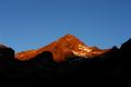 Die aufgehende Sonne taucht die umliegenden Bergspitzen kurz in wunderbare orangerote Farbtne ...