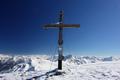 Beim Eiswindumtosten Gipfelkreuz am Talkenschrein.