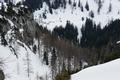 Steil fhrt der Weg hinab vom Hochtor Richtung Langpoltenalm, deren Htten oberhalb der Bildmitte erkennbar sind.