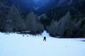 Ca. 1 Stunde muten wir die Schi auf der Forststrae von der Eschachalm (die grnen Wiesen am oberen Bildrand) herauf tragen. Da wir endlich im Schnee aufsteigen wollten, haben wir eine Abkrzung vom 